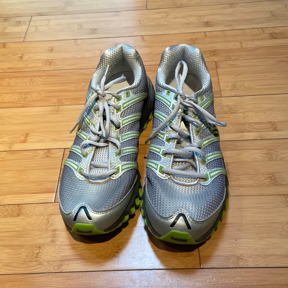 Men’s case with sneakers, gray and green size 10